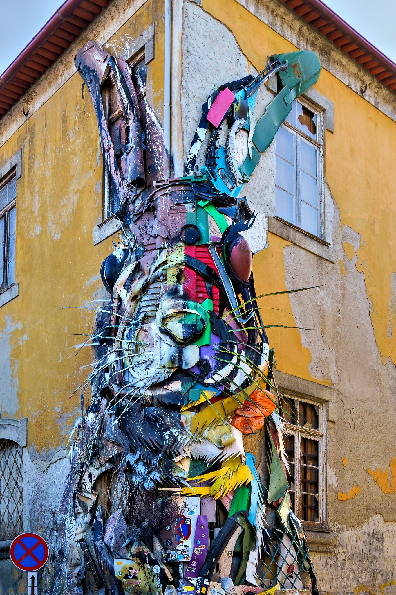 „Half Rabbit“ des portugiesischen Künstlers Bordalo II besteht aus in der Stadt gesammeltem Müll. Eine Hälfte bleibt unbemalt und zeigt die Originalfarben